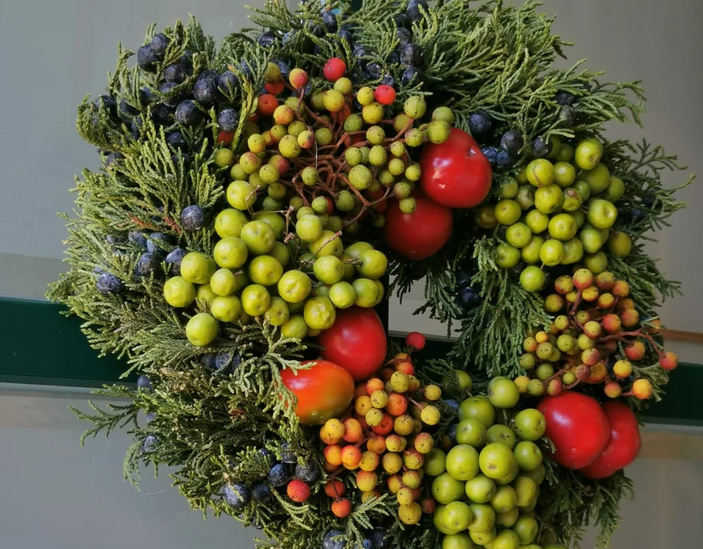 Herbstlich dekorierter Türkranz der Salzachblume