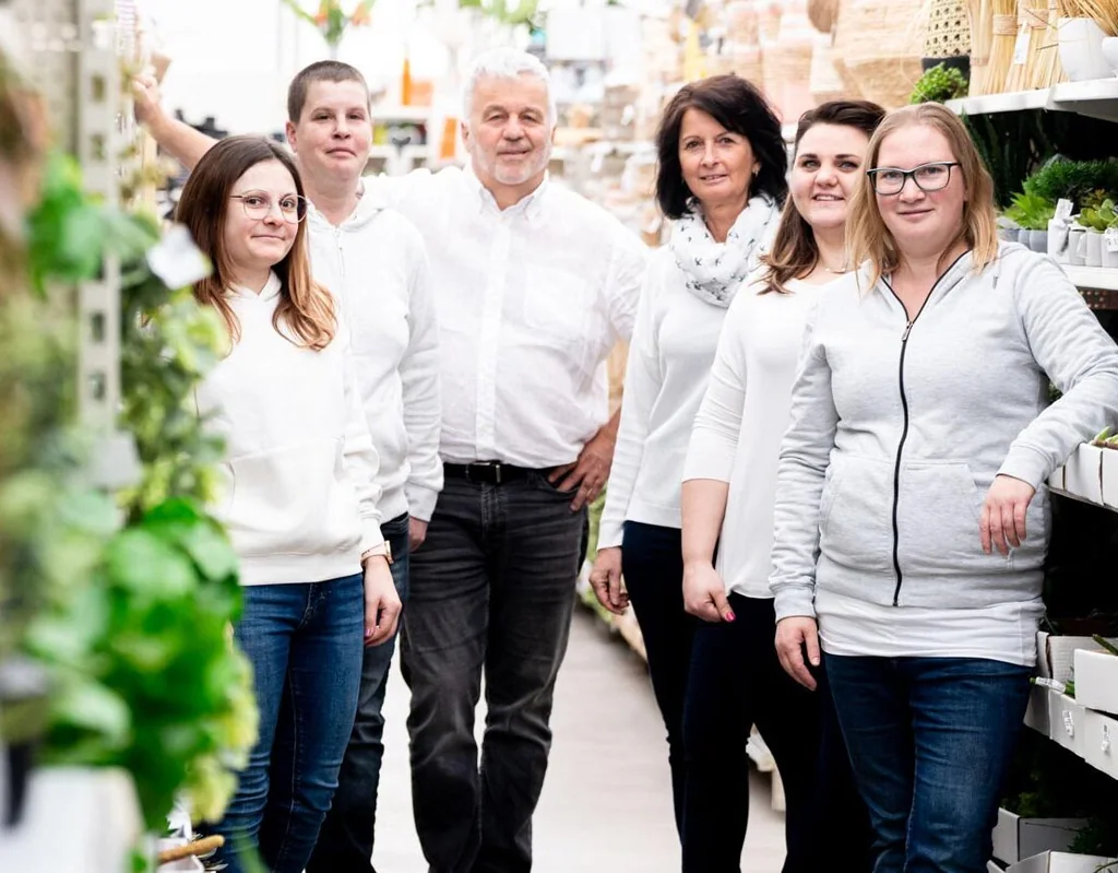 Das Team der Salzachblume im Gang zwischen den Verkaufsregalen